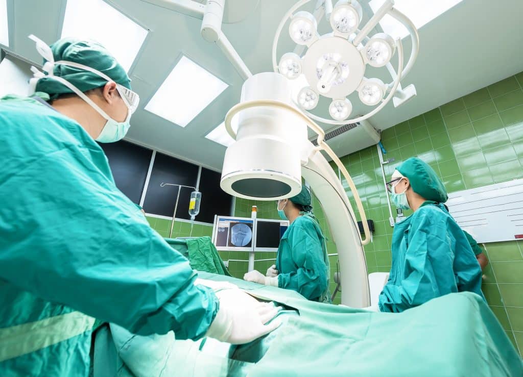 Ärzte während der Operation